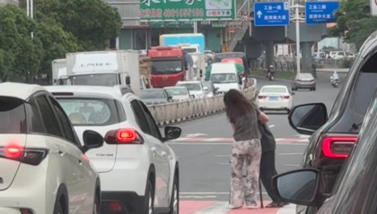 赣州女司机下车搀扶老人过马路,所有车辆等候4分钟,目击者:静静等待,没人按喇叭