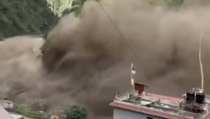 西藏吉隆口岸发生泥石流，当地：口岸区域受影响较为严重，工作人员已赶赴现场