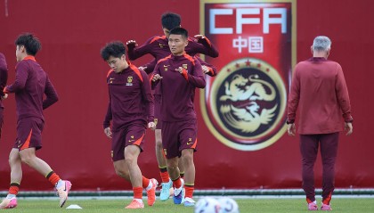 国足首训教练组亲自示范 邵佳一强调团队追求与梦想