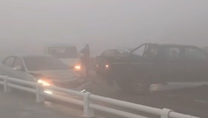 辽宁盘锦一大桥多车连环相撞,现场有人倒地不起,交警:大雾造成,伤者已送医