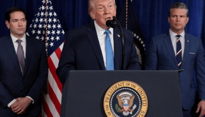 委代总统“投降，美国政府已接盘，关键时刻，王毅表态要坚定捍卫《联合国宪章》