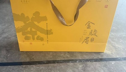 成都市民遇“豪车卖茶叶”套路 888元买了5盒“边角料” 已有多人中招