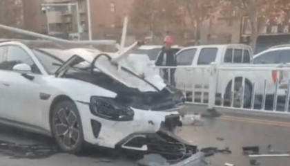 SU7又致十多辆车受损，求鬼火少年听听付鹏的话