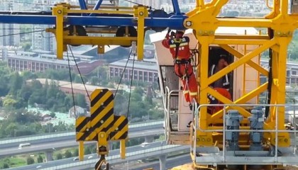 40℃高温!合肥一塔吊操作员因身体不适被困 消防百米高空救援