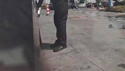高速服务区有人划破顾客车胎，还问是否要补胎？警方：正在处理