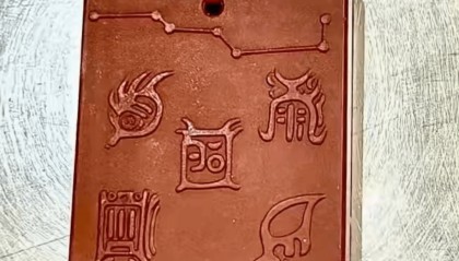 一名旅客过海关被检测出所佩戴挂件核辐射超标1686倍，系1类致癌物，其称是朋友送的“护身符”