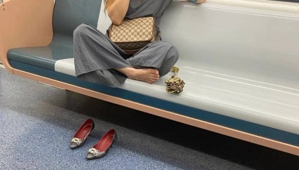 女子赤脚盘坐地铁座位,被指脚部疑似患有灰指甲!上海地铁客服回应