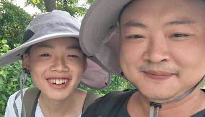 他陪13岁儿子从深圳徒步回湖南:脚都走“废”,儿子开心就好