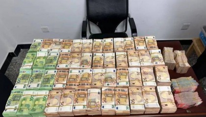 广州海关查获1旅客违规超量携带货币进境，查获欧元149.5万元及瑞士法郎7万元