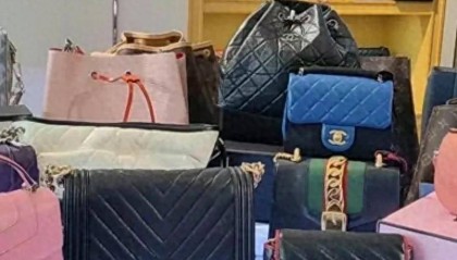 为换新手机，长沙15岁少女将家中13万的奢侈品贱卖9300元，其母：对于对方是否是未成年人，回收平台没审核