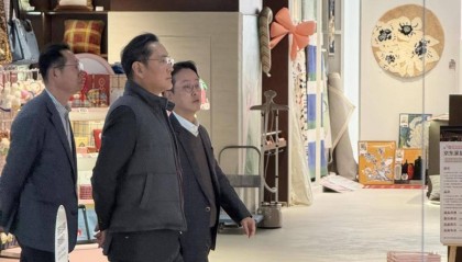 李在镕逛北京朝阳京东MALL买走100个labubu，还看了海信163寸大电视，店员称“三星副会长也来了”