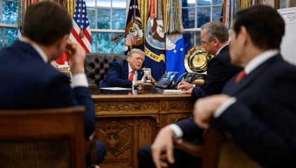 特朗普:当着欧洲领导人的面致电普京 是对普京总统的不尊重