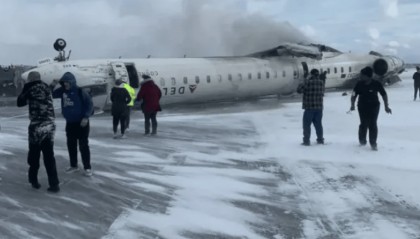 美国一客机降落时翻转倒扣！乘客意外拍下逃生瞬间，加拿大：事发时风力强劲