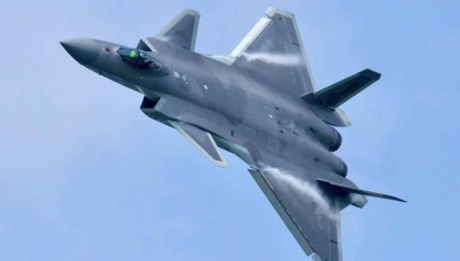 突防成功!歼-20隐形巡航对马海峡,美日韩防空雷达集体失灵?