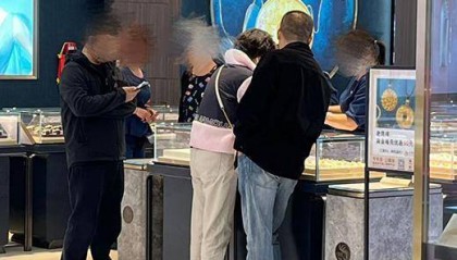 “每个月攒一颗小金饰”，00后“另类”淘金