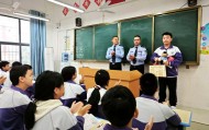 初二男生捡到1.4万余元现金,淡定拍视频后报警物归失主,民警送“奖”到校园