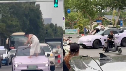 女子持械当街打砸多辆轿车,被顶在挡风玻璃上前行,当地:女子当场被控制,警方介入调查