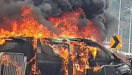 猛烈燃烧!深圳一电车突发事故,有人躺倒路中间!车企回应