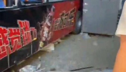 沈阳一公交车失控冲向路边致2死16伤，当地通报：司机避让行人操作不当引发事故