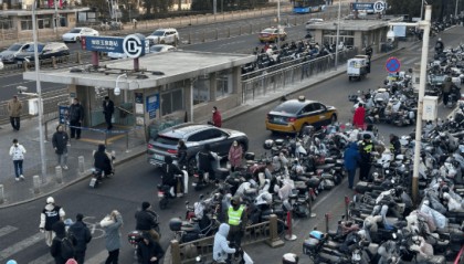 北京地铁1号线多站封站后骑行接驳遇停车难，官方回应