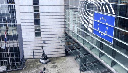 “参战国”越来越多！普京对华求援，中国帮不帮？我外长2句话给出答案