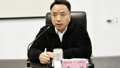 身为法院副院长，他长期脱岗旷工、迟到早退！