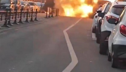 南京浦口一车辆爆燃,当地:事发小路上,无人员伤亡