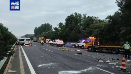 客车（核载9人，实载16人）追尾前方半挂货车致13死3伤，车主已被公安机关控制