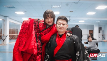 汶川地震被救起的女孩，17年后和救她的军人结婚了