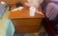 女子查视频找猫，发现凌晨家里进了个陌生人，警方将男子抓住后发现：他从床头柜里摸走9000元现金，一分没敢花