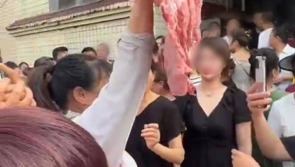 富顺通报“家长质疑一学校食材质量”：采购搁置较久精排且未用冷链运输，已立案调查