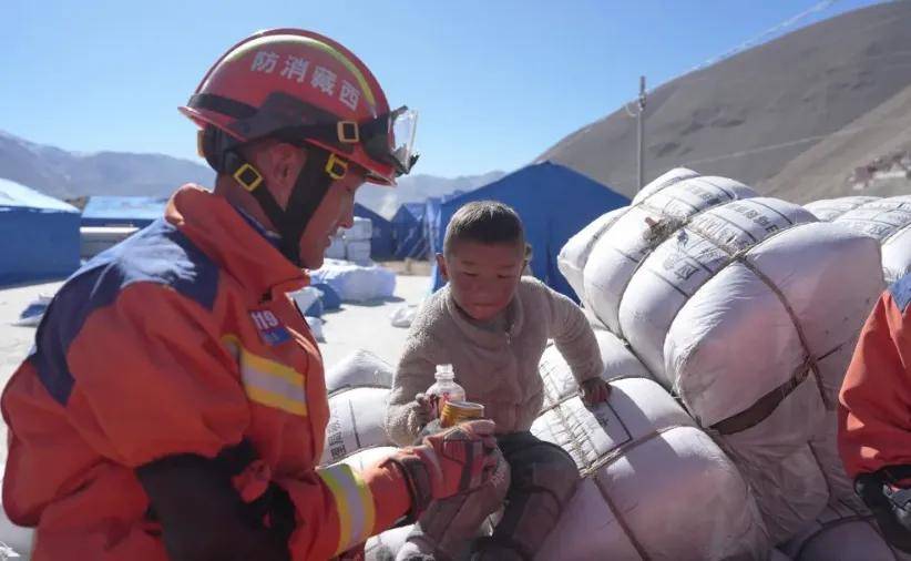 中国海拔五千米地震不到一天就有水、电和热饭，但洛杉矶好莱坞，你们就让它烧起来?