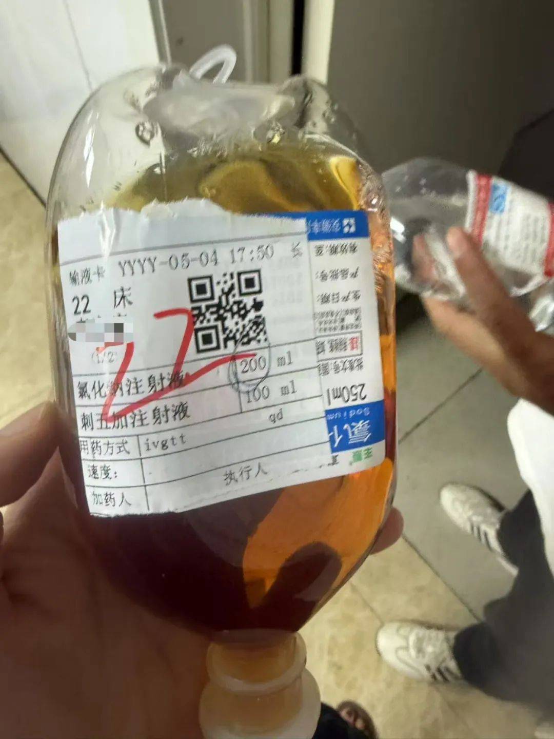 男子称父亲在医院输液后抢救无效死亡，医院：正在开展尸检，当地卫健委已介入调查