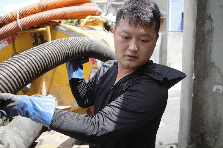 掏粪工5天工资8100？95后“掏二代”：这个收入太夸张了