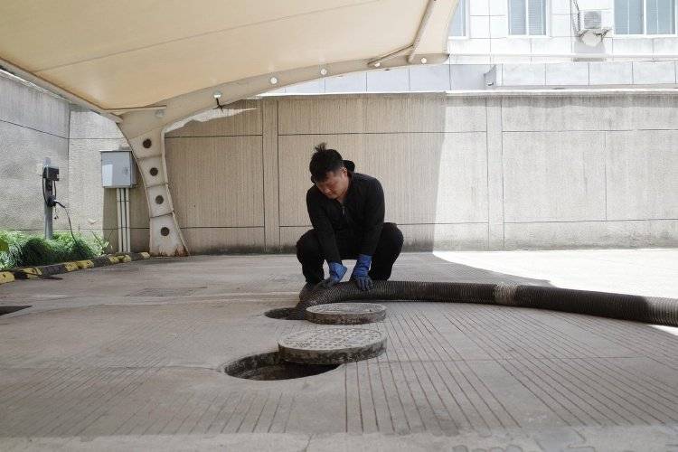 掏粪工5天工资8100？95后“掏二代”：这个收入太夸张了