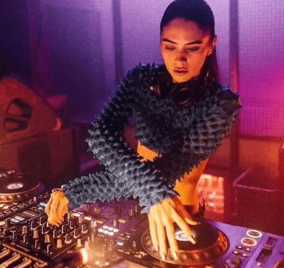 考古|小贝俩儿子恋上同一个女人，原来贝克汉姆家族关系破裂竟是因为她！