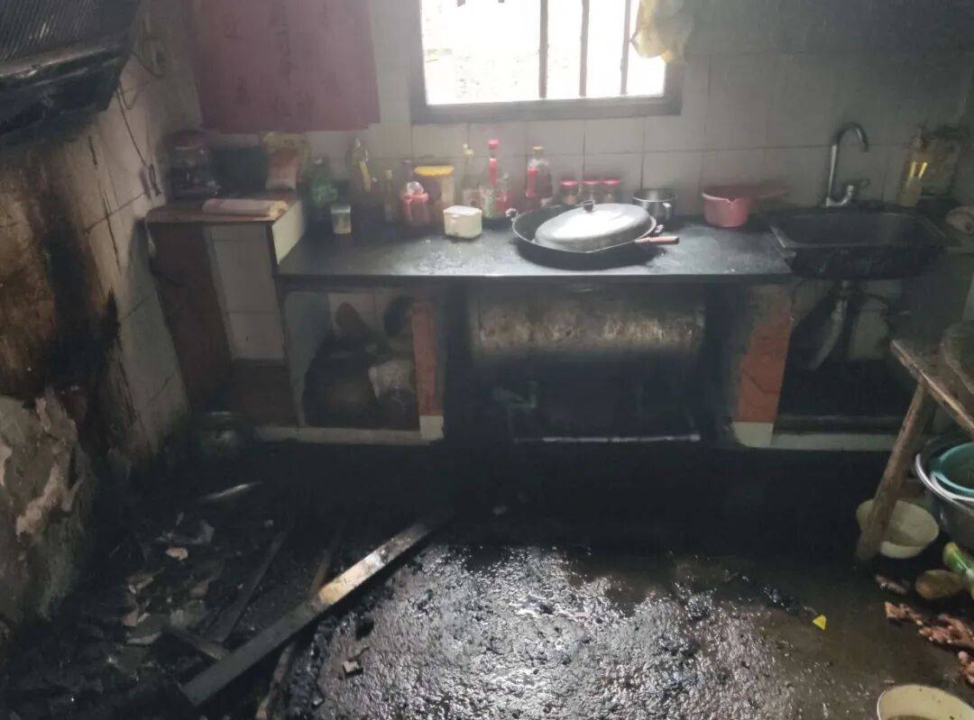 大意了！爷爷送孙子上学前忘了这件事，一家人差点无家可归！