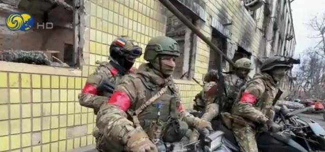 俄军摩托车冲锋队突击红军城:穿插乌军阵地,对纵深目标迂回渗透