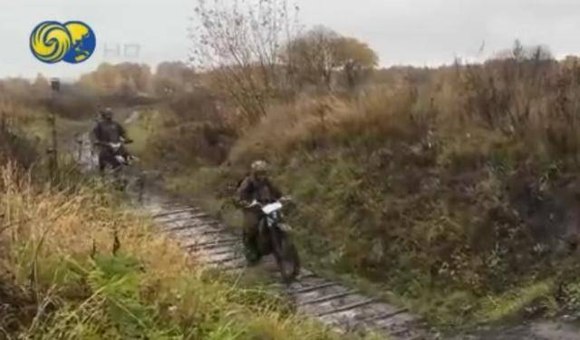 俄军摩托车冲锋队突击红军城:穿插乌军阵地,对纵深目标迂回渗透