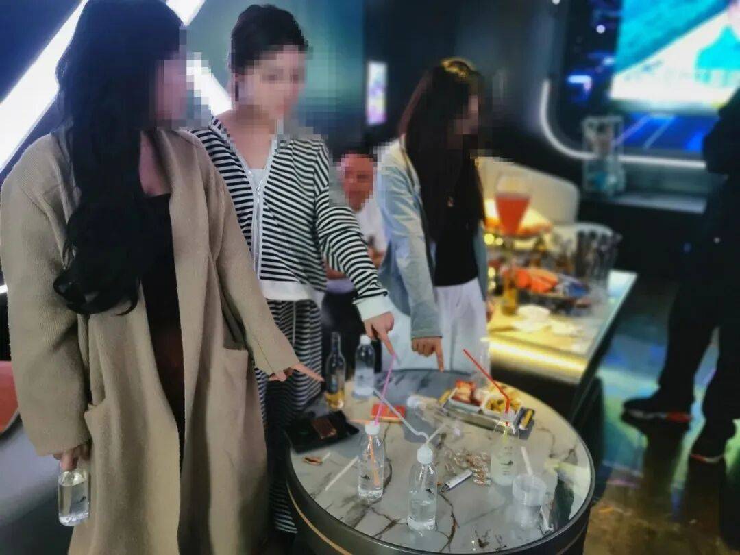 突击清查!KTV包厢内四男三女被控制