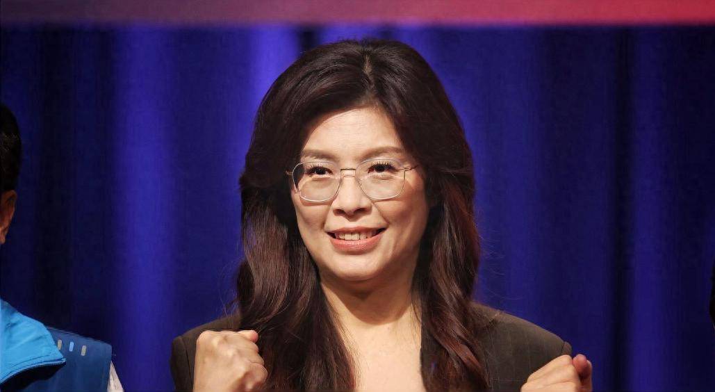 郑丽文语出惊人，喊出了“武力保台”，到底意味着什么？