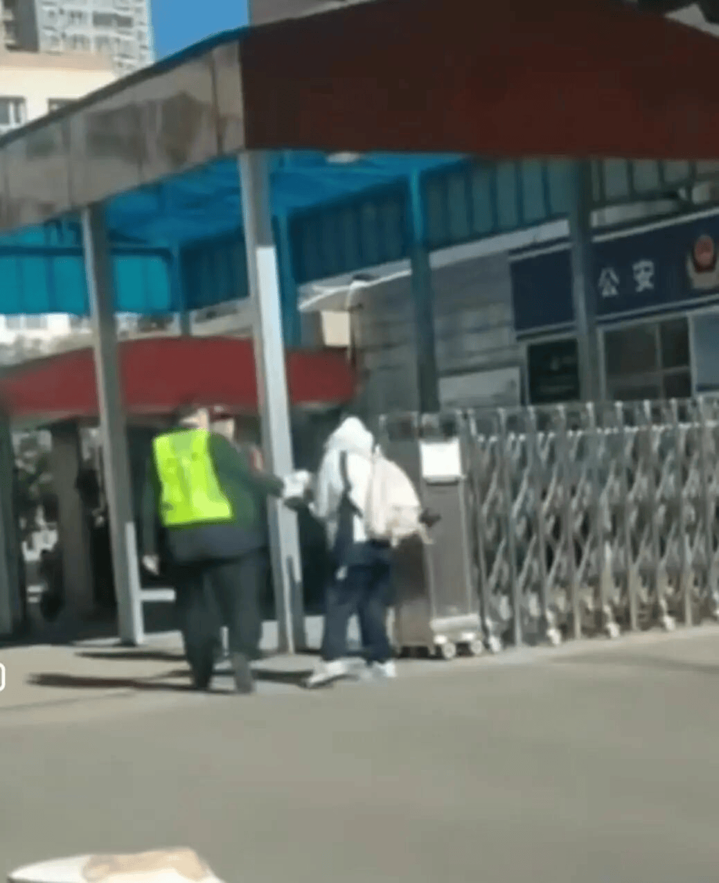 学生买淀粉肠被夺钥匙 副校长错得很离谱