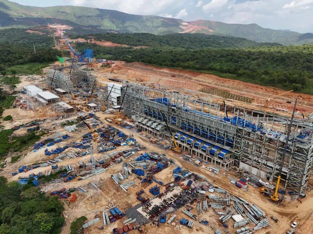 世界级西芒杜铁矿项目正式投产，徐工参与建设开发！