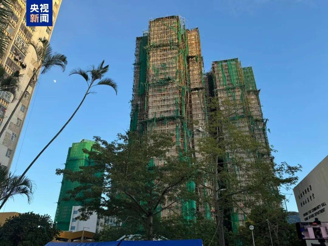 香港火灾已致151人遇难，发言人哽咽说抱歉：不排除最后未必能将所有失联人士带出来