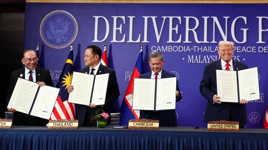 柬埔寨出动PHL-03型300毫米远火,3发火箭弹准确命中泰军据点?