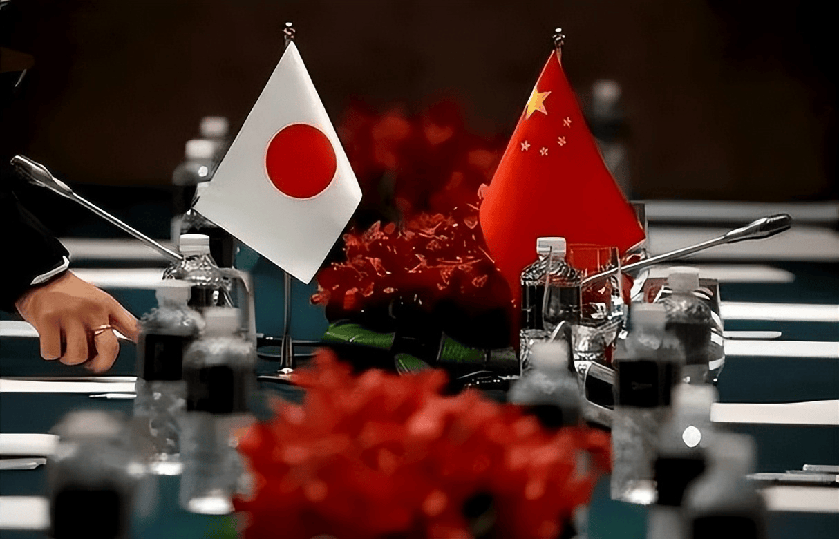日本天皇急召高市早苗，有要事托付，美国提醒日本，小心被中国揍