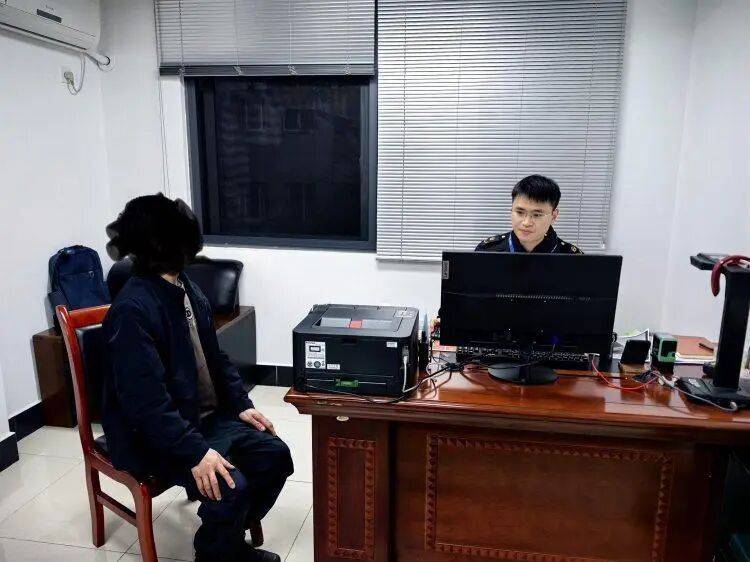 重庆一男子酒后连续三次按压紧急停车按钮,致进站列车紧急制动!罚款500元