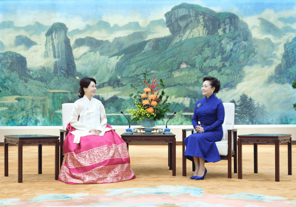 彭丽媛同韩国总统夫人金惠景茶叙（2026-01-05）