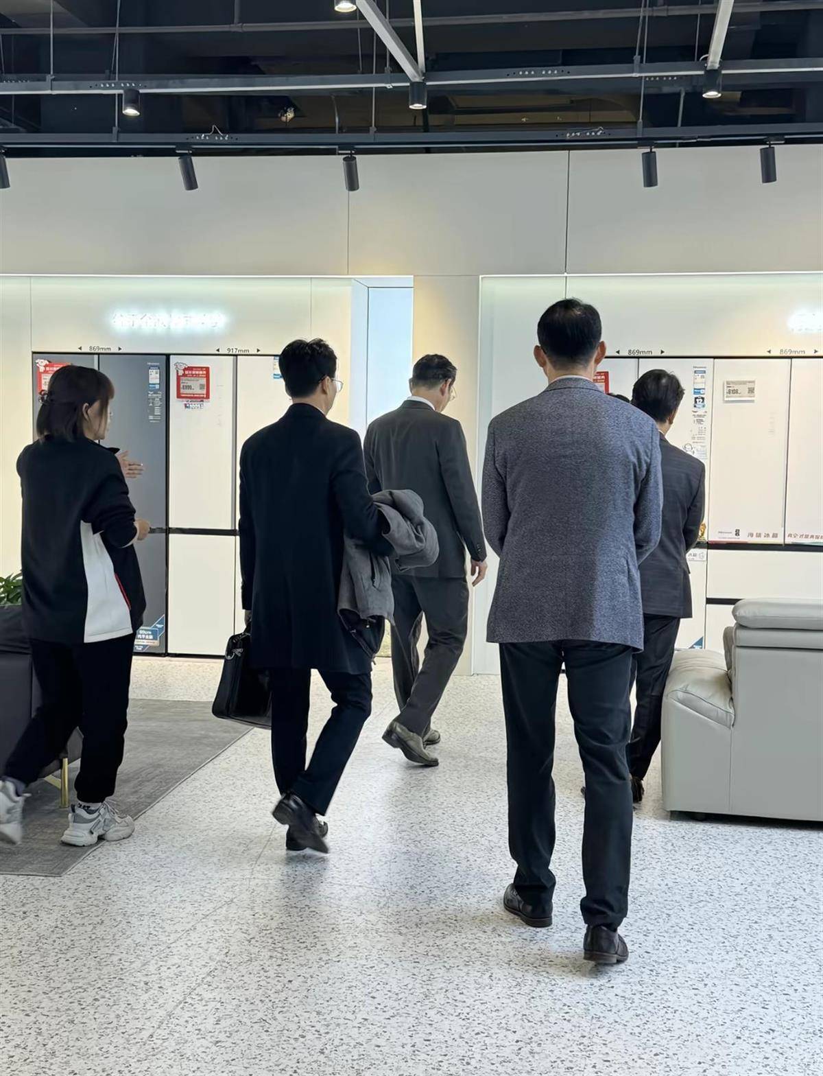 李在镕逛北京朝阳京东MALL买走100个labubu，还看了海信163寸大电视，店员称“三星副会长也来了”