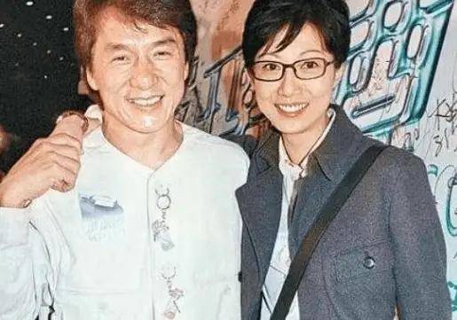 考古|小龙女正式与成龙和解？被曝生活拮据遭父亲经济支援，叛逆多年的她终成熟